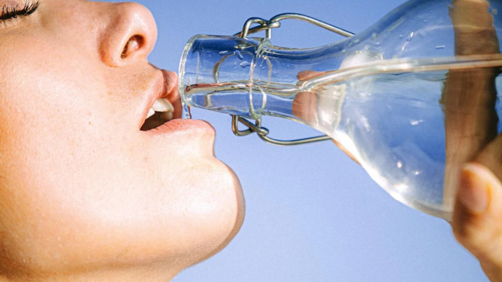 Beber 2 litros de água por dia: veja as mudanças incríveis no seu corpo