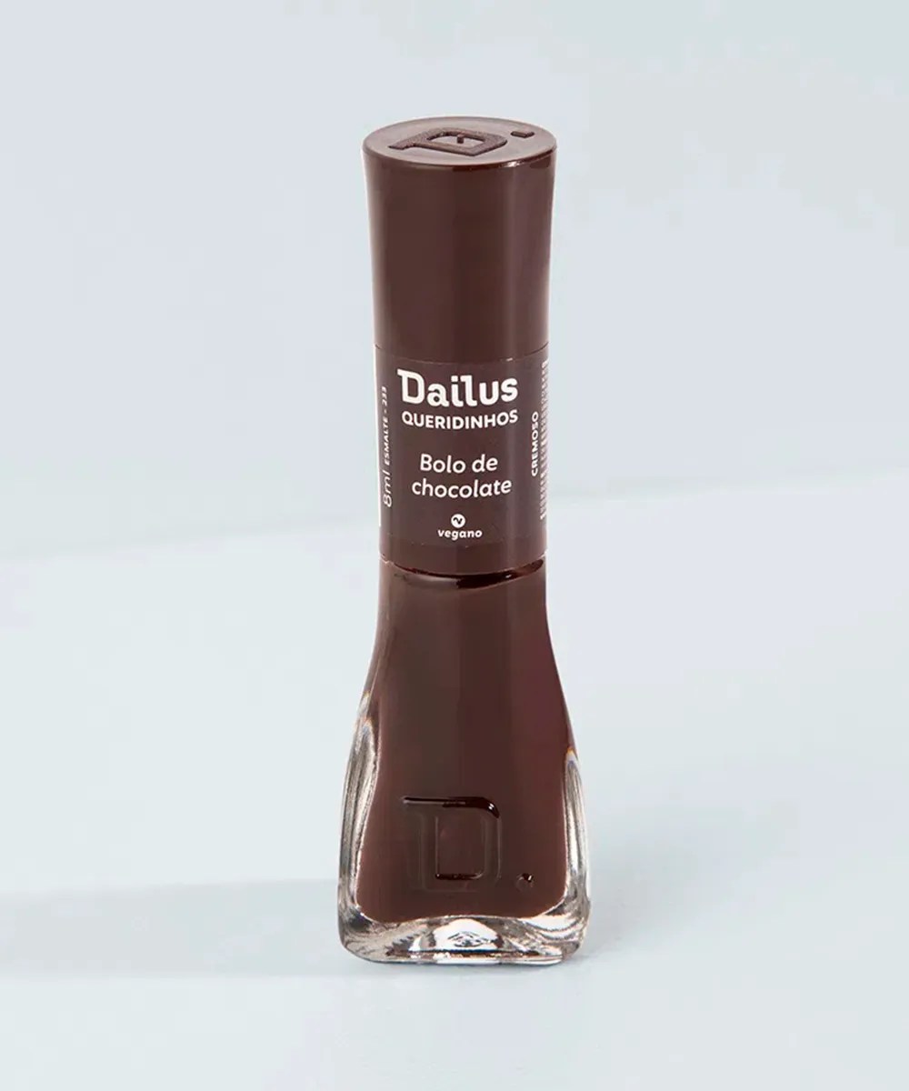 Esmalte marrom em alta