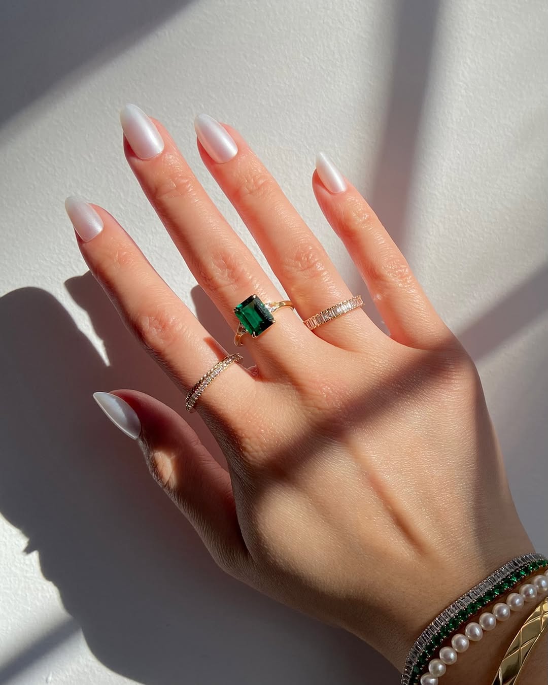 Esmalte branco e transl&uacute;cido chama aten&ccedil;&atilde;o