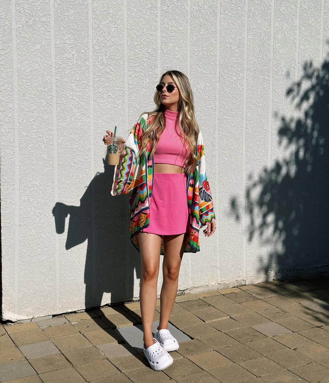 Look com crocs pode ser delicado e feminino