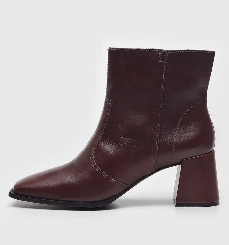 sapatos-outono-bota-cano-curto-bordo Botas de cano curto e salto geométrico em bordô, uma das cores em alta no Outono