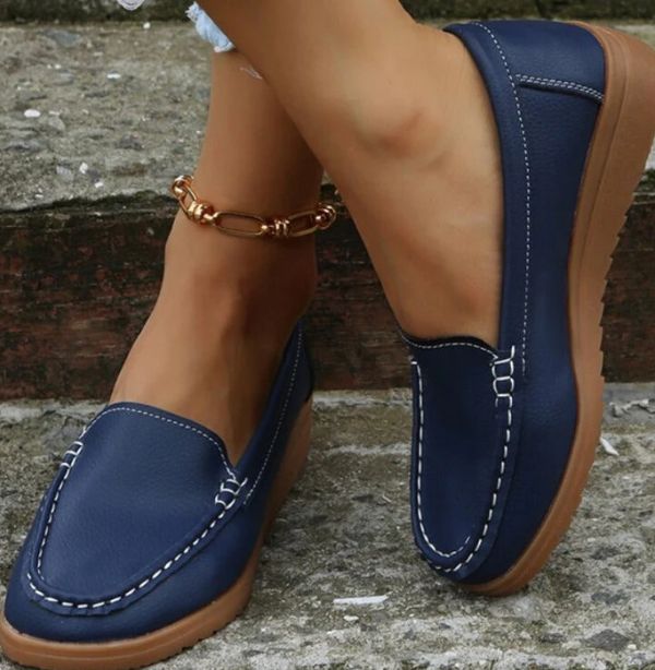 sapatos-outono-mocassim-azul Mocassins podem ser robustos ou elegantes, e em cores como azul cobalto neste Outono