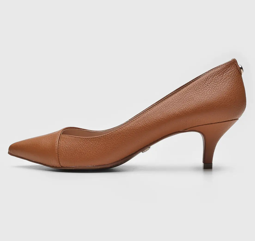 sapatos-outono-scarpin-marrom (1) Scarpins de bico fino e salto médio em tons terrosos, como marrom chocolate ou caramelo, serão sucesso no Outono 2025
