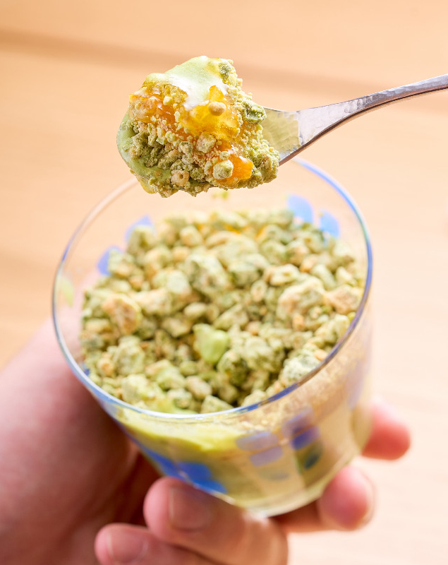sorvetes-diferentoes-Matcha-Ice-Sundae Matcha Ice Sundae, do Motchimu, leva sorvete, compota de dekopon e crocantes de chocolate branco com matcha