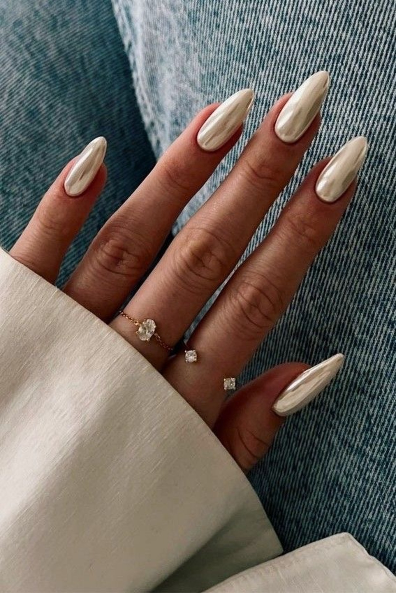 Nail art vanilla com efeito metalizado