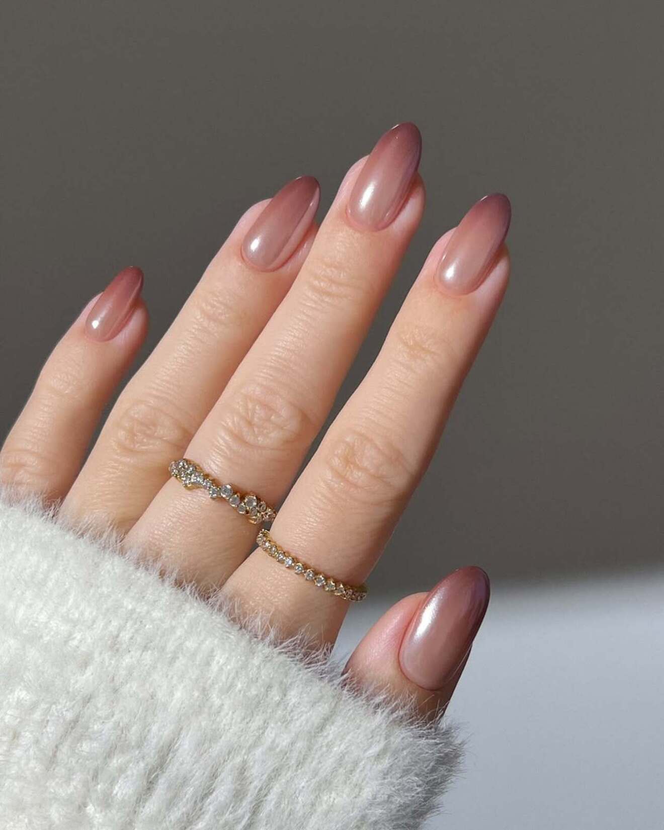 Unhas com tons de Mocha Mousse em efeito ombr&eacute;