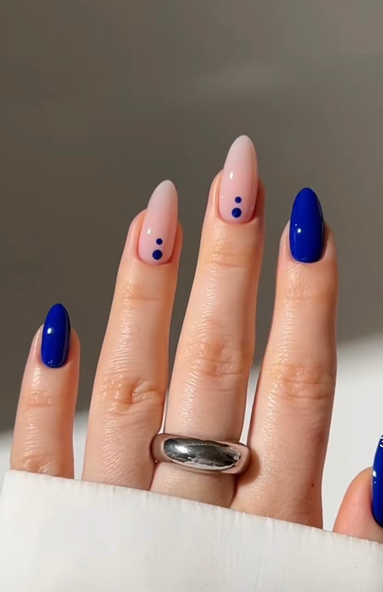Nail art em azul royal com detalhes em formas geom&eacute;tricas