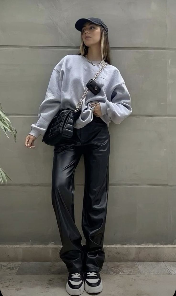 Mulher vista de frente com uma m&atilde;o no bolso