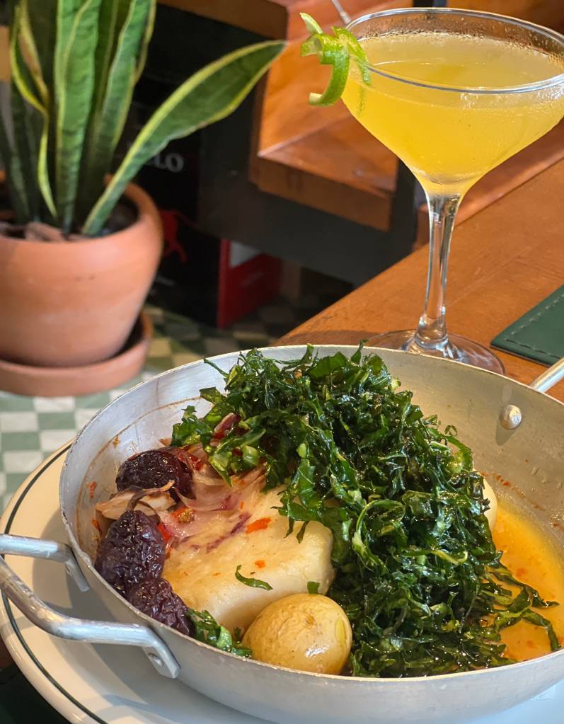 Bacalhau Confit e o drink Passion Spritz, servidos no Mula Manca Botequim para a Páscoa