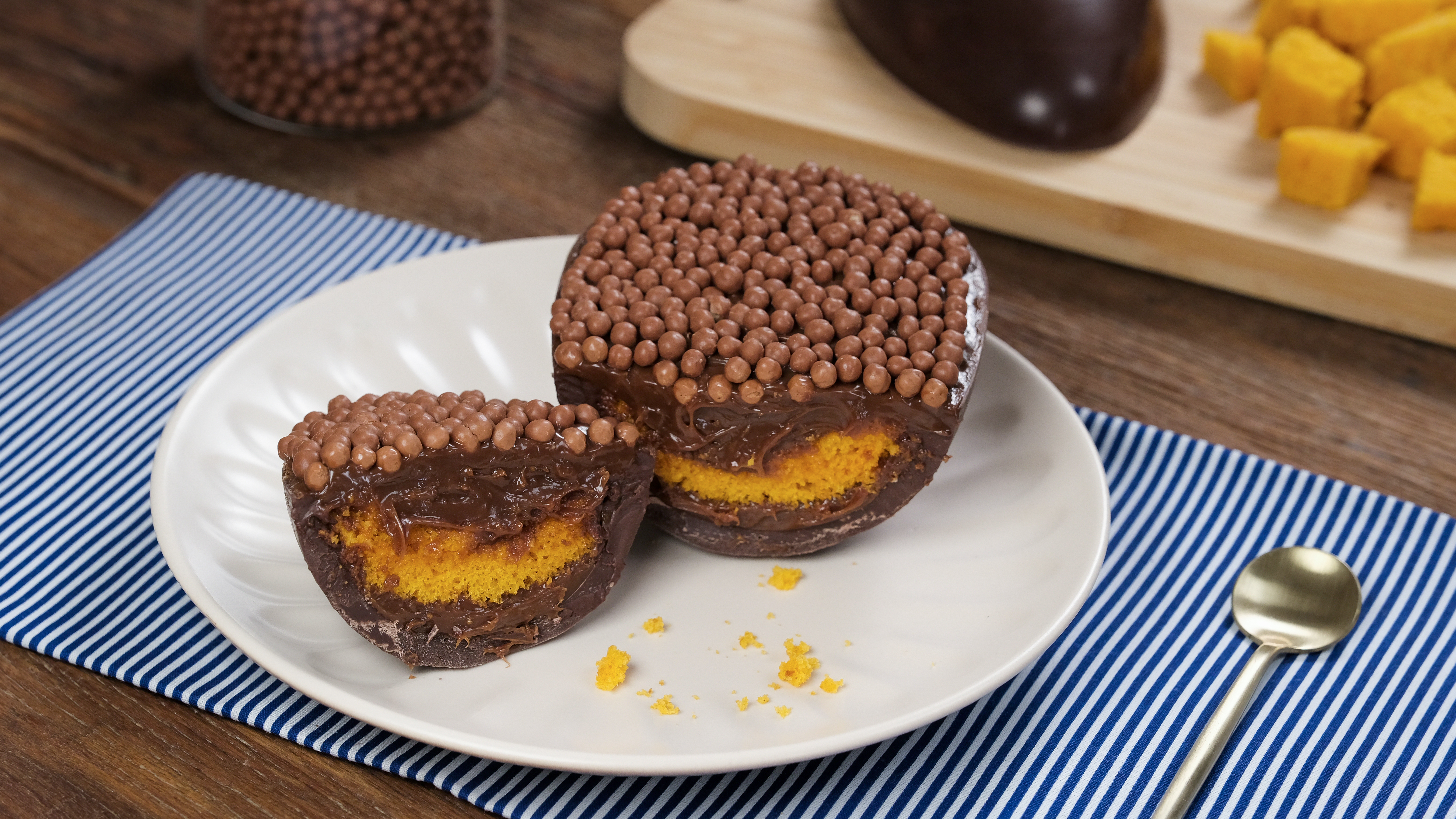 Ovo de Páscoa fácil recheado com bolo de cenoura