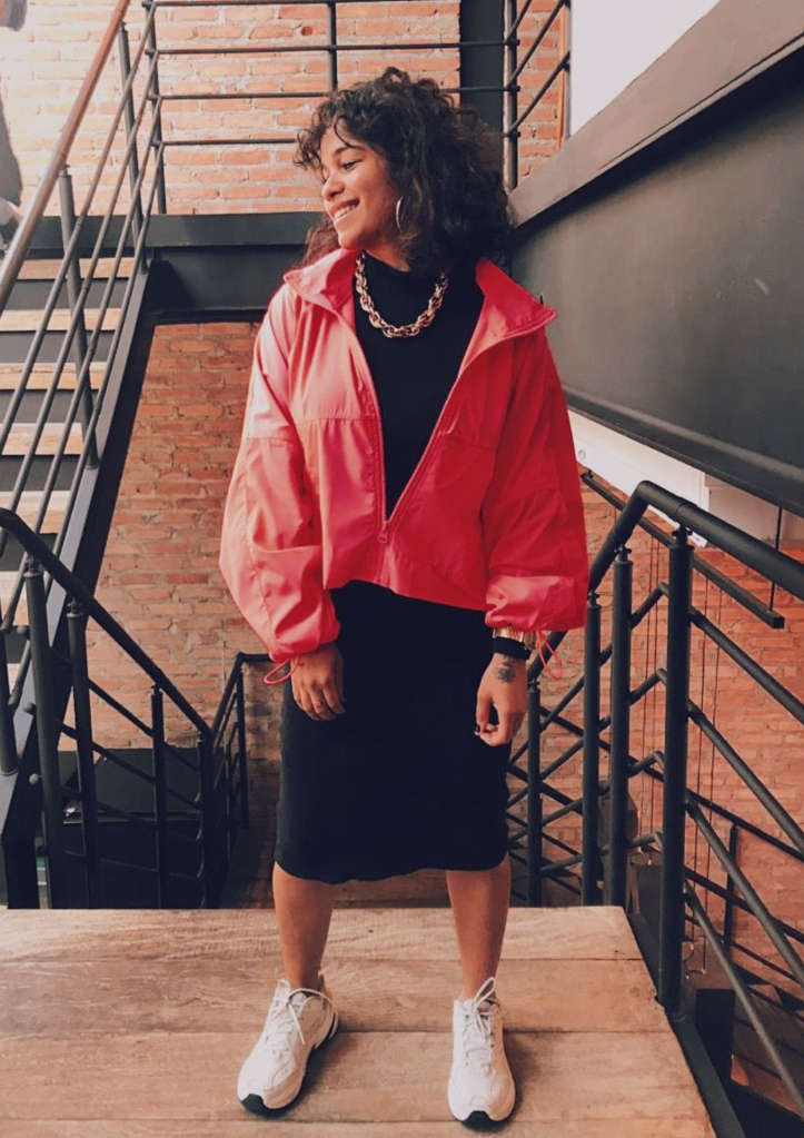 Para um ar mais feminino, combine a jaqueta com um vestido midi