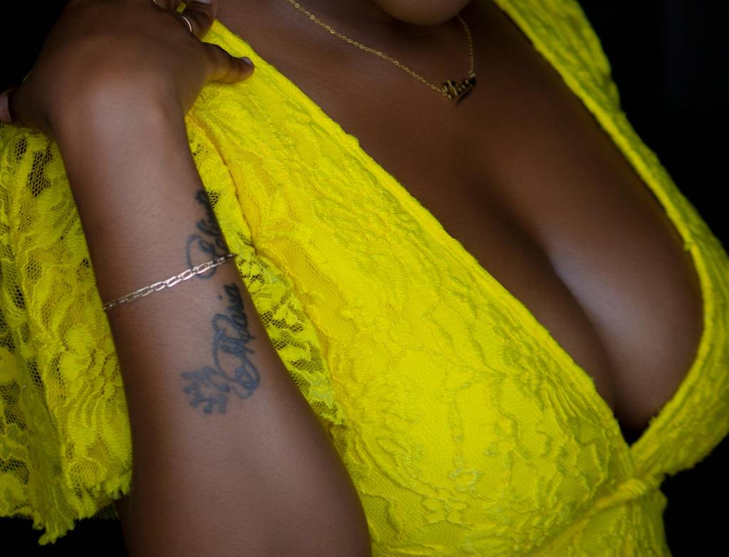 como-fazer-espanhola-sexo (1) Na espanhola, a mulher coloca o pênis do parceiro entre os seios