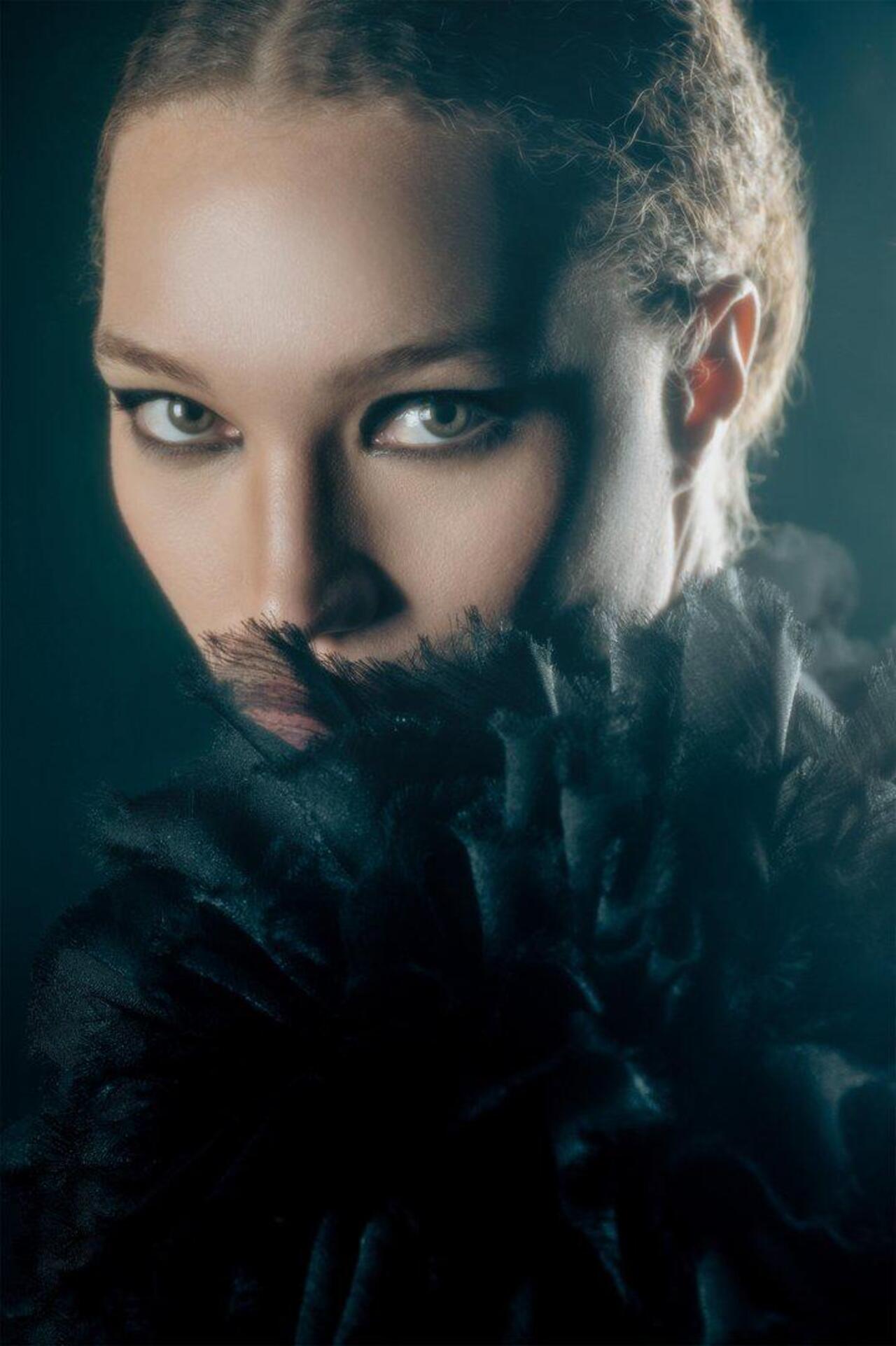 Visual com olhos marcantes sem r&iacute;mel - The Copper Room by Flying Solo