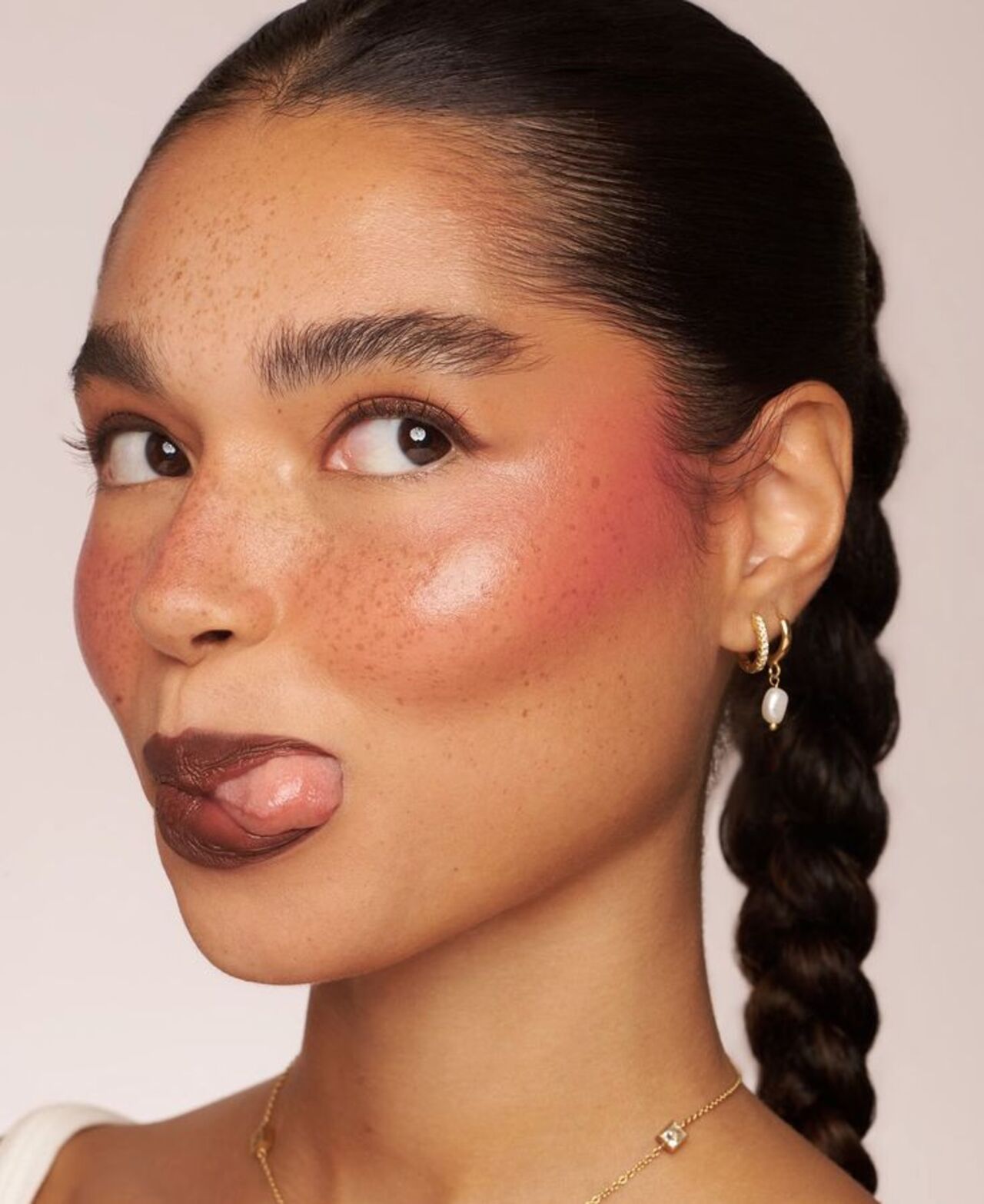 Maquiagem com bochechas e boca marcadas