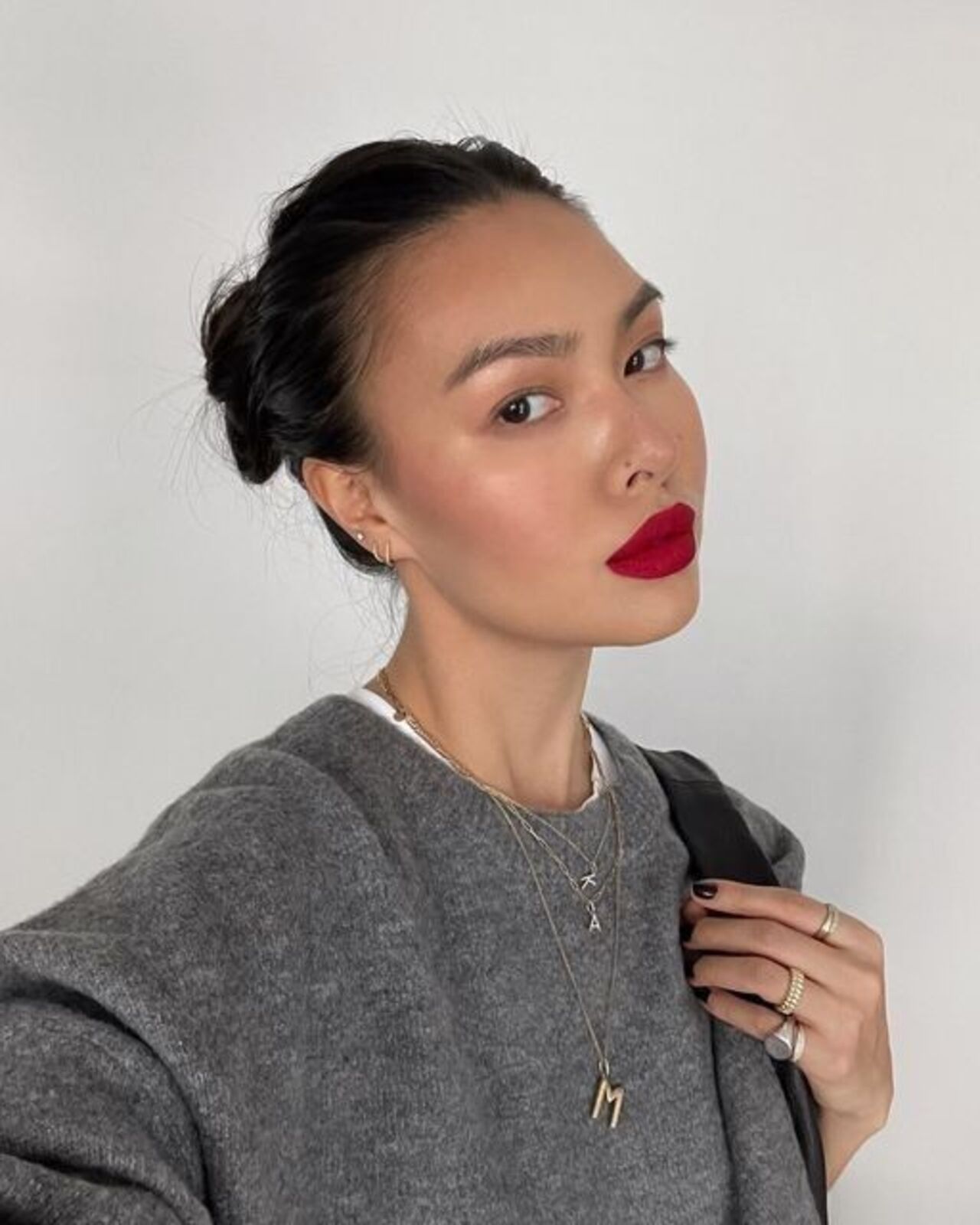 Maquiagem sem r&iacute;mel com batom marcante