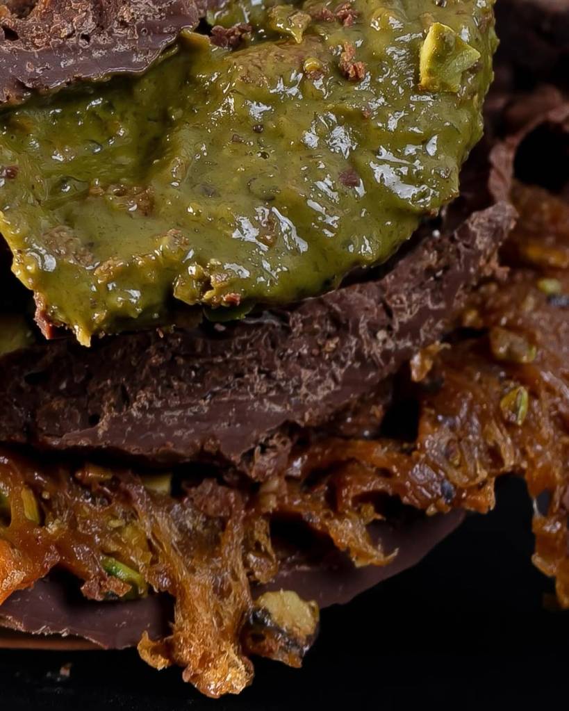 Ovo de Páscoa de pistache de 450g da chef Renata Arassiro