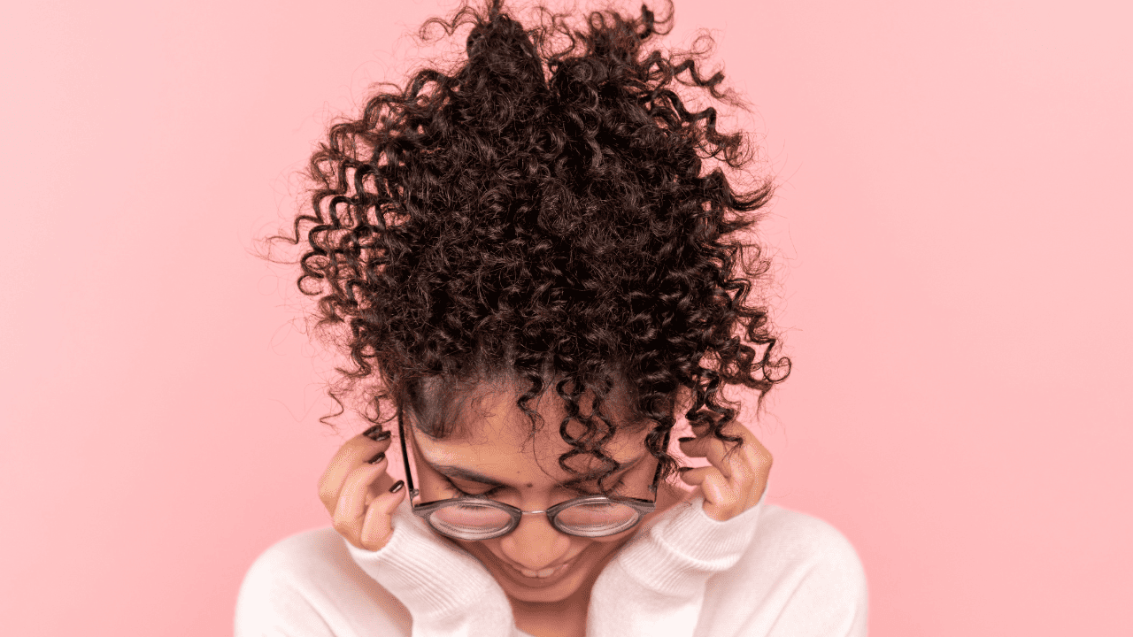 Mulher morena de cabelos cacheados