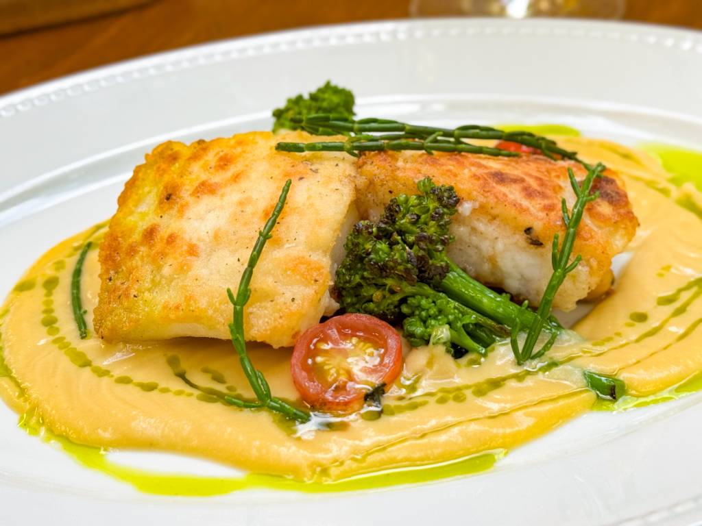 Restaurante Marena traz Baccalà alla polignanese (lombo de bacalhau grelhado, servido com tapenade de azeitonas taggiasche e crema de grão-de-bico cozida em caldo de vôngole)