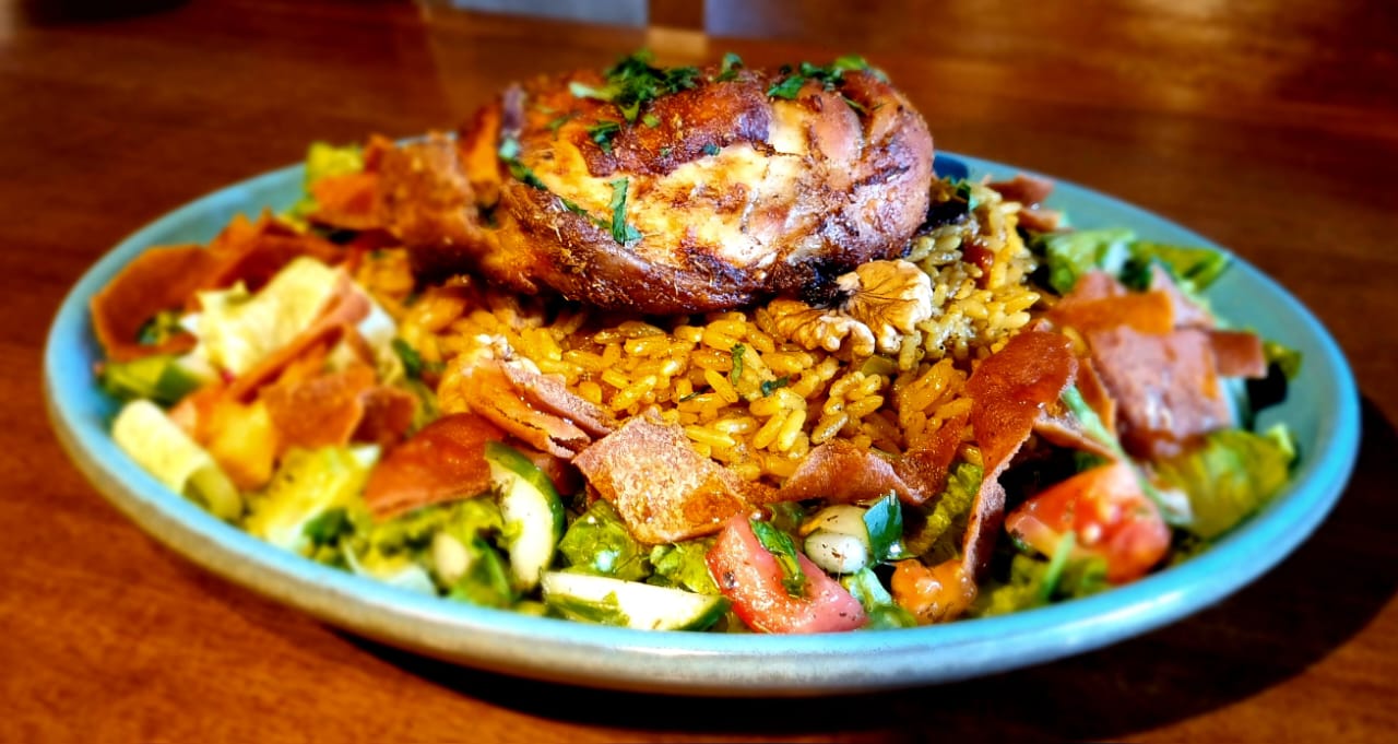 Al Kabsa: receita tradicional árabe de arroz aromático com pedaços de frango