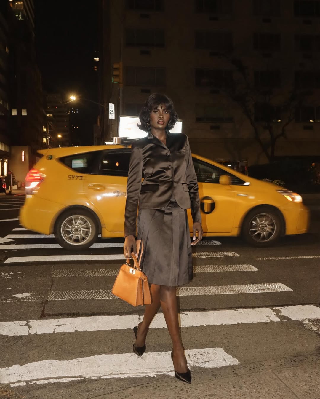 Produ&ccedil;&atilde;o com saia midi e casaco de cetim &eacute; ideia para quando voc&ecirc; precisa de look estiloso e sofisticado