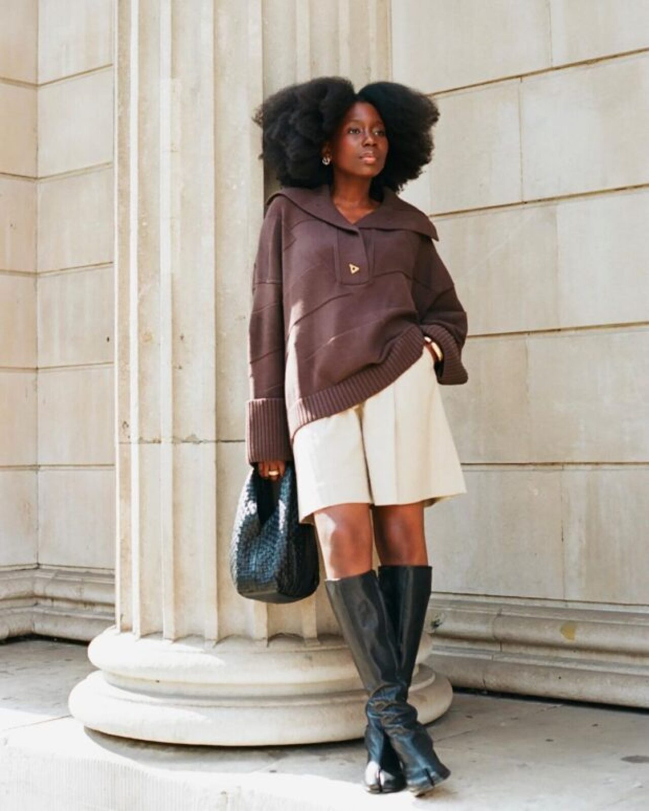 Op&ccedil;&atilde;o confort&aacute;vel usando shorts off-white e botas tabi