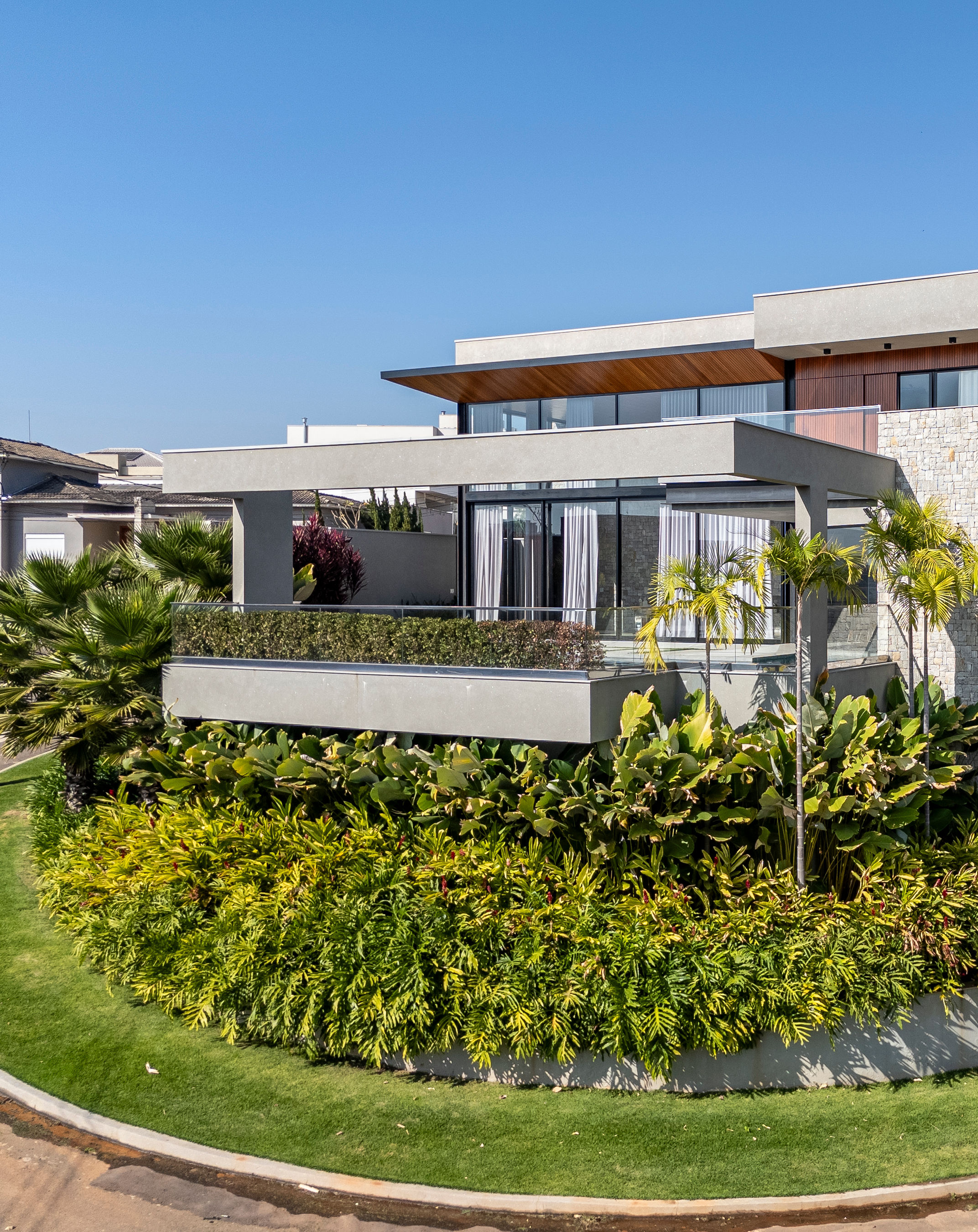 Projeto: Arquiteta Paula Gon&ccedil;alves Reis | Paisagismo: Flavia D&acute;urso.