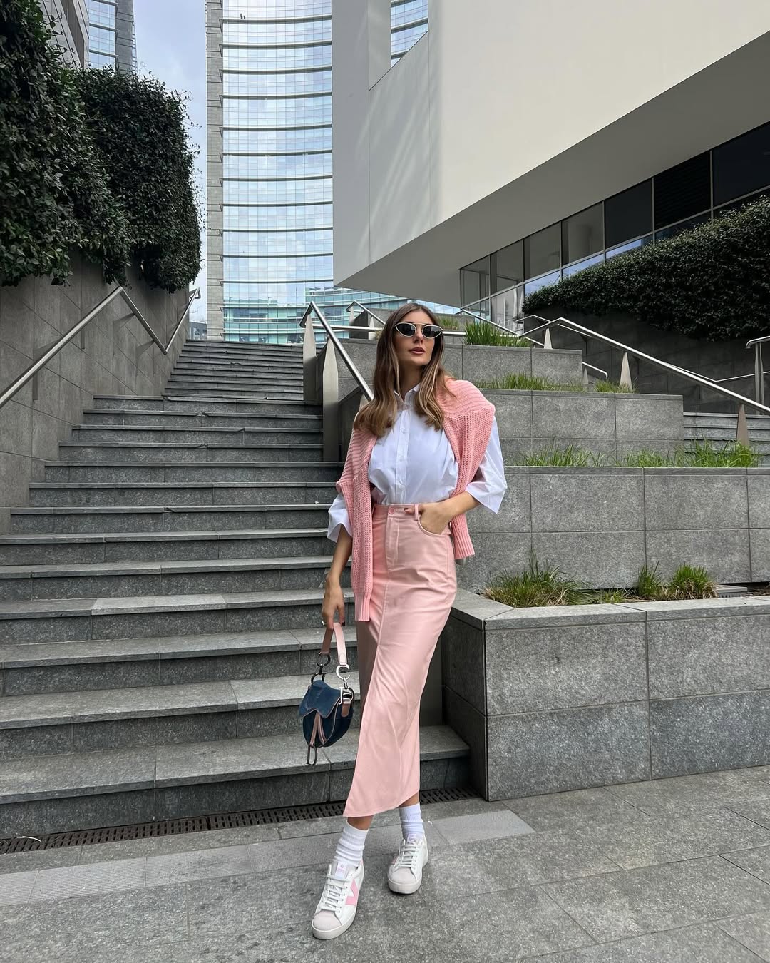 Look com su&eacute;ter no pesco&ccedil;o e saia longa e jeans rosa &eacute; aut&ecirc;ntico