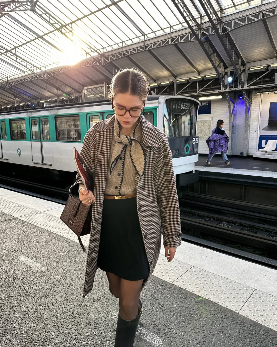 Look com camisa, casaco, saia midi e bota s&atilde;o o suficiente para visual descolado