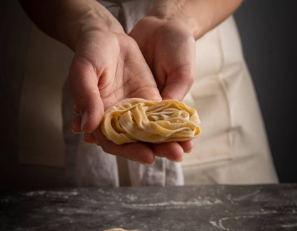 Como fazer massa caseira sem máquina? Chef explica