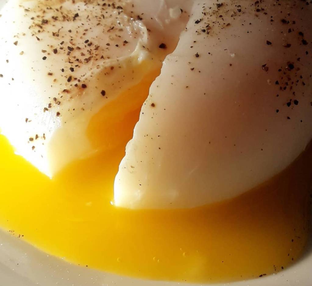 ovo-poche-gema-cremosa (5) Sal e pimenta-do-reino servem de tempero para o ovo pochê com gema cremosa
