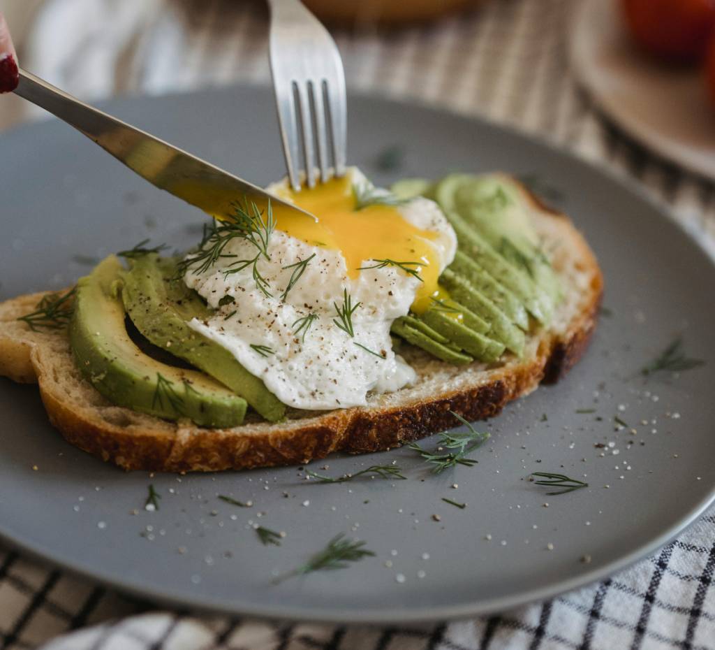 ovo-poche-gema-cremosa Ovo pochê pode ser servido com pão e abacate