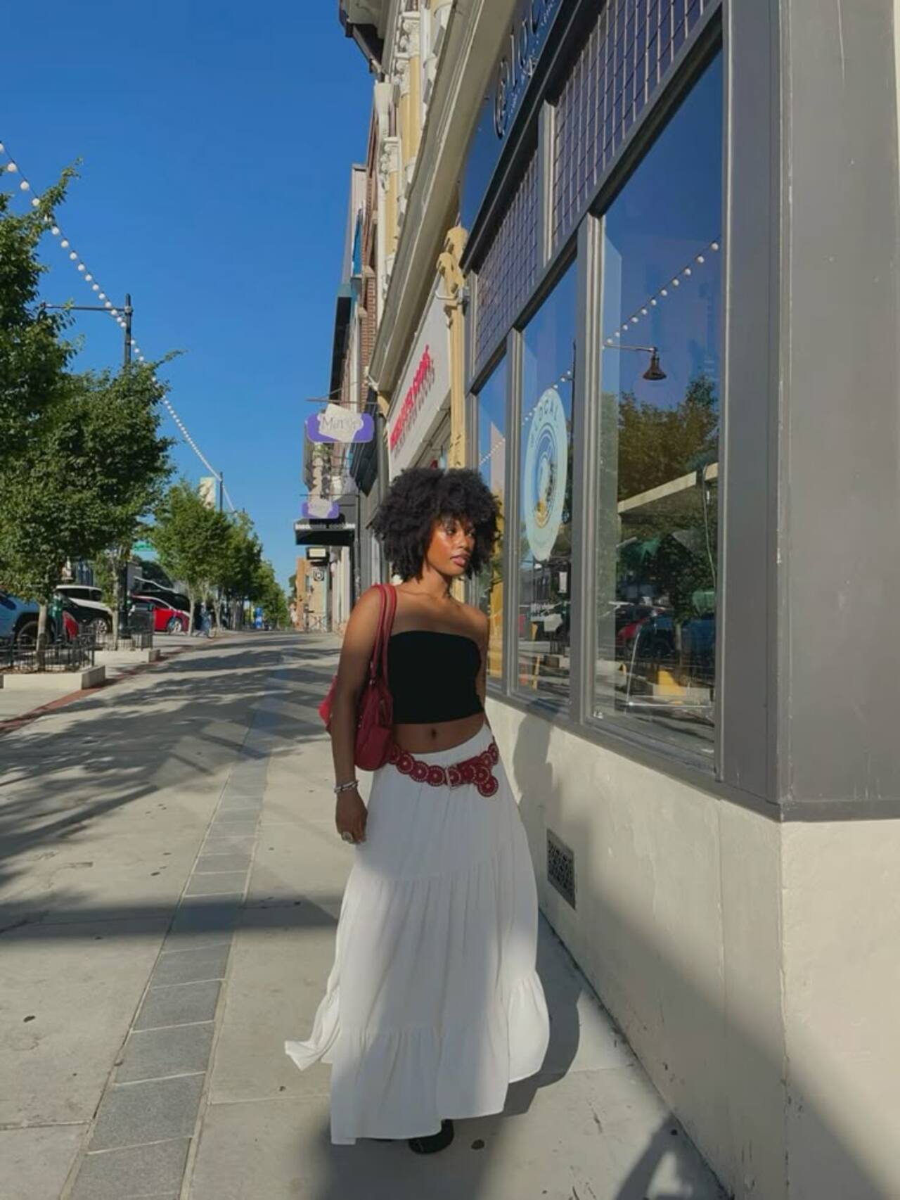 Visual com elementos boho e saia longa.