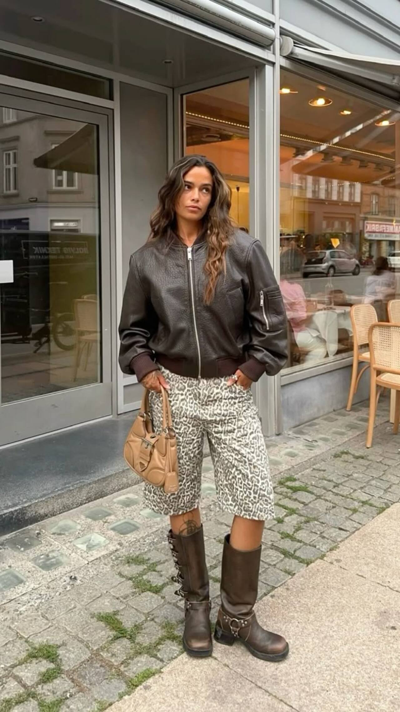 Look com estampas e botas biker