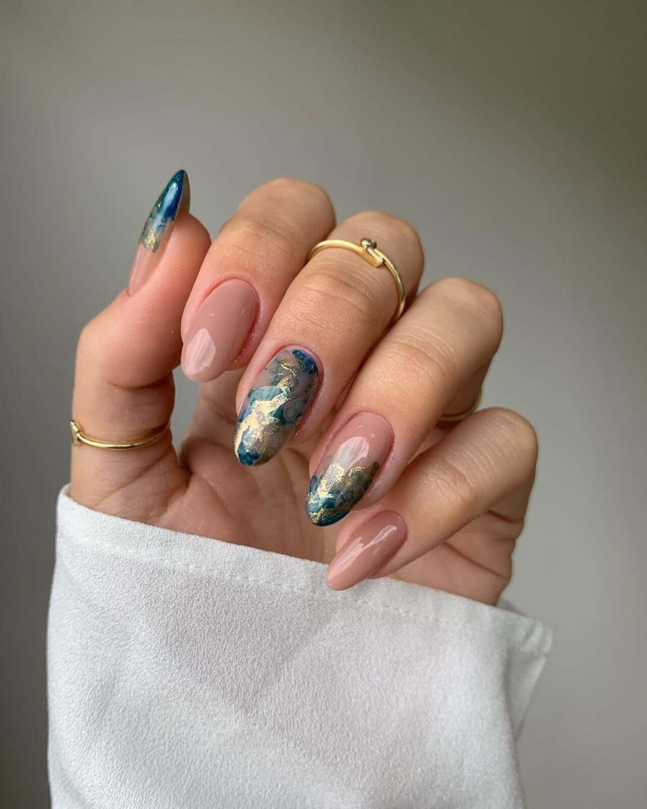 Nail art inspirada no fundo do mar e seus enigmas