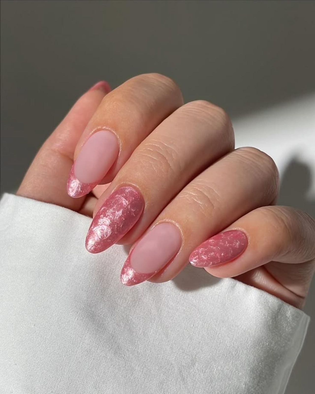 O estilo marmorizada garante um ar chic a esta esmalta&ccedil;&atilde;o.