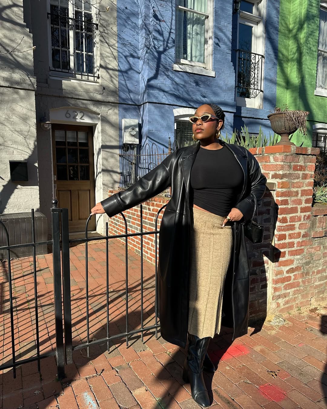 Propostas de looks com saia midi e casaco s&atilde;o tend&ecirc;ncia