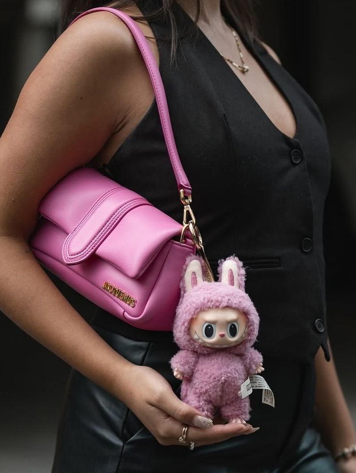 Labubu combinando com a bolsa