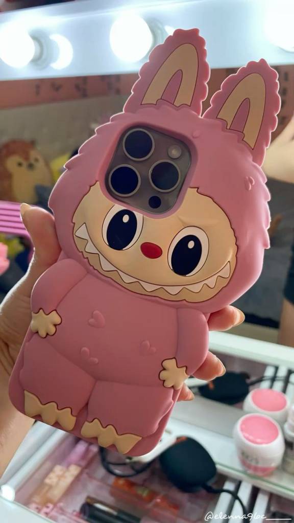 Para quem gosta de levar estilo até os mínimos detalhes, a capinha de celular com o Labubu virou item queridinho. Seja em versões em relevo 3D, com mini bonecos acoplados ou estampas criativas, ela transforma um objeto do dia a dia em acessório de moda. 