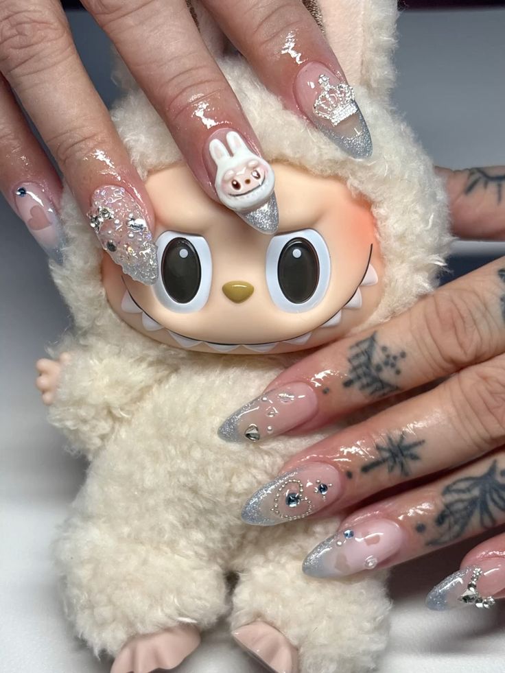 Usar o Labubu no nail art é uma forma de incorporar o bichinho no dia a dia