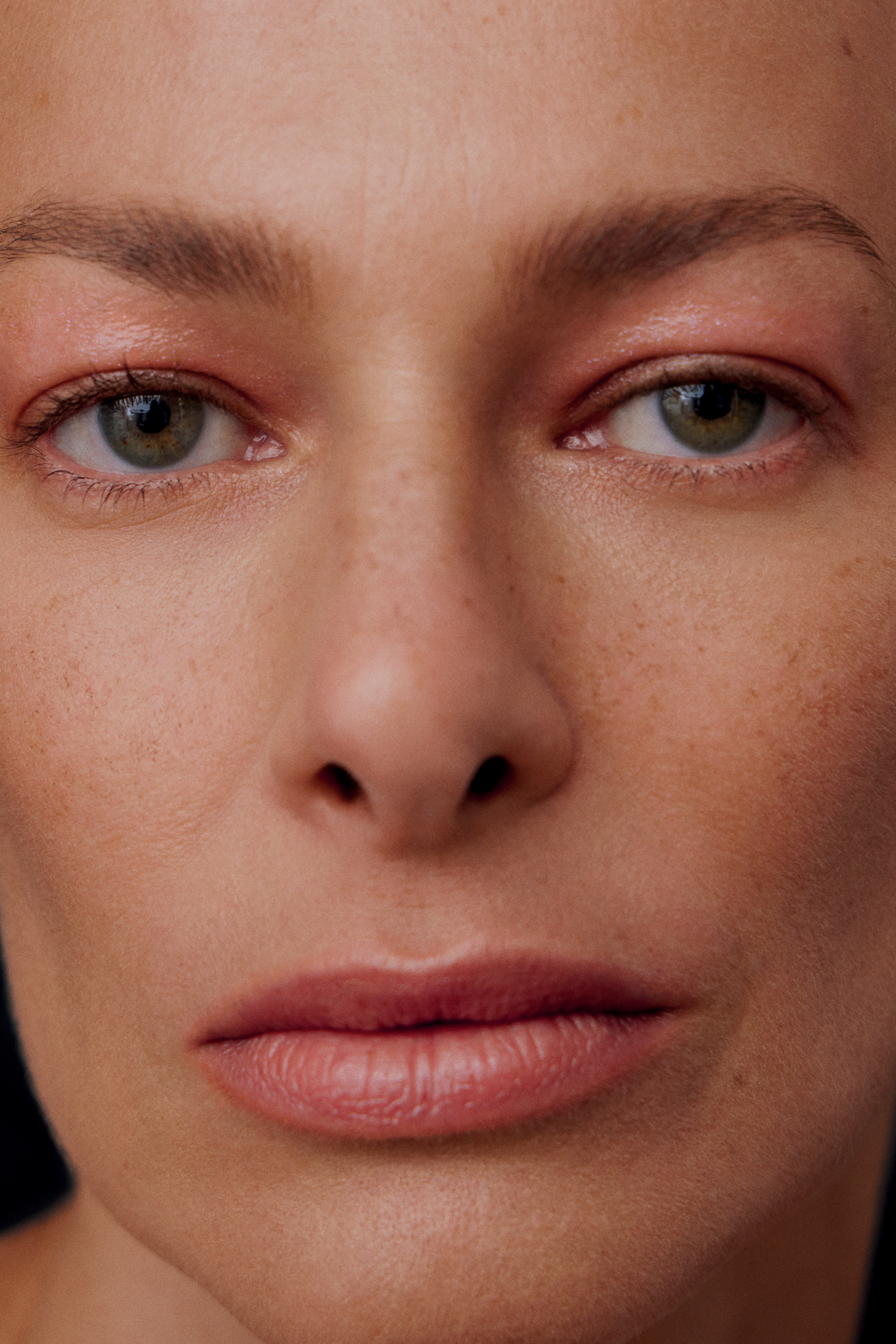 Imagem de mulher branca exibindo maquiagem delicada e feminina.