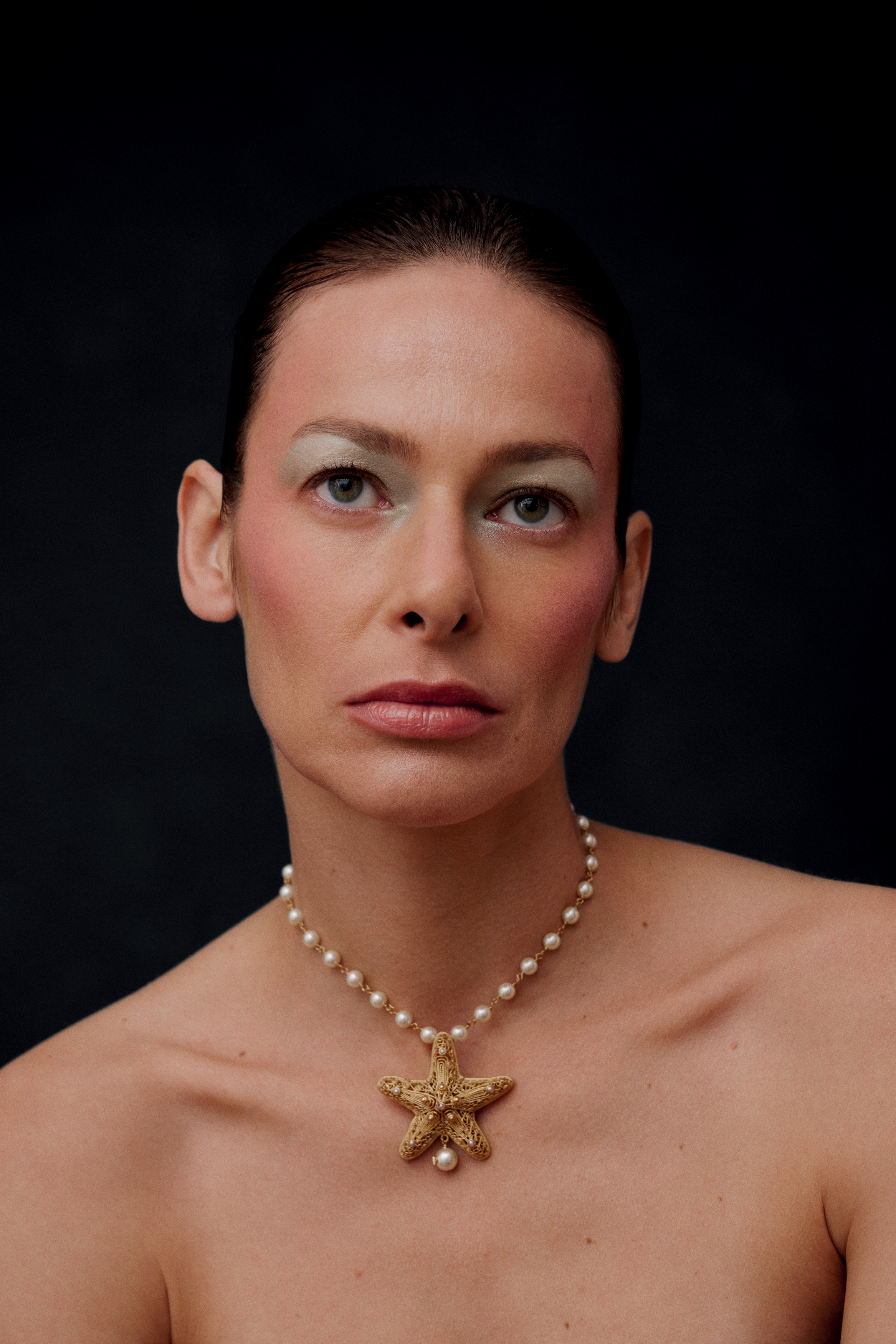 Imagem de mulher branca exibindo maquiagem delicada e feminina.