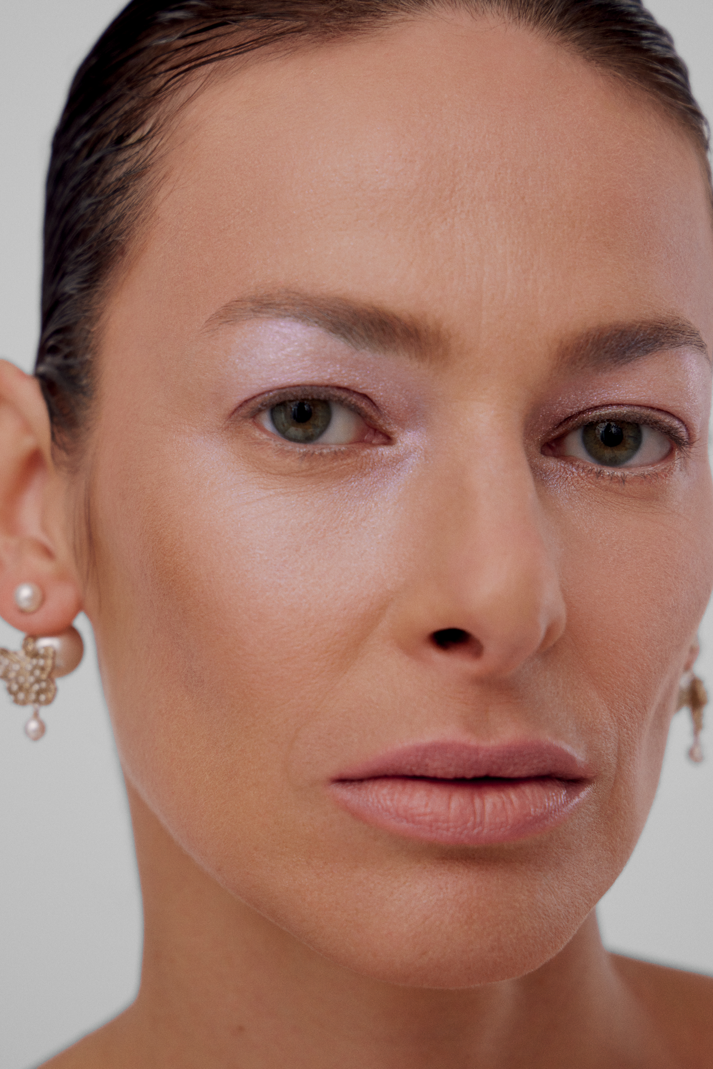 Imagem de mulher branca exibindo maquiagem delicada e feminina.