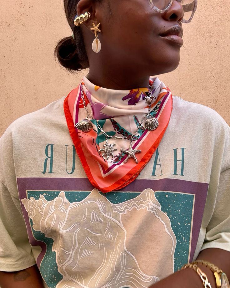 Len&ccedil;o colorido pode ser usado com colares no pesco&ccedil;o