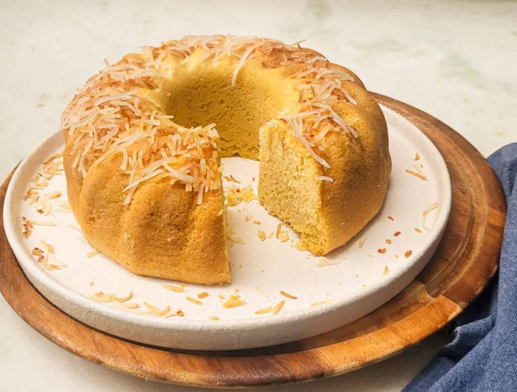 receita-festa-junina-faceis-baratas-reaproveitar-receitas-festa-junina-Bolo de Fubá com Coco Bolo de Fubá com Coco