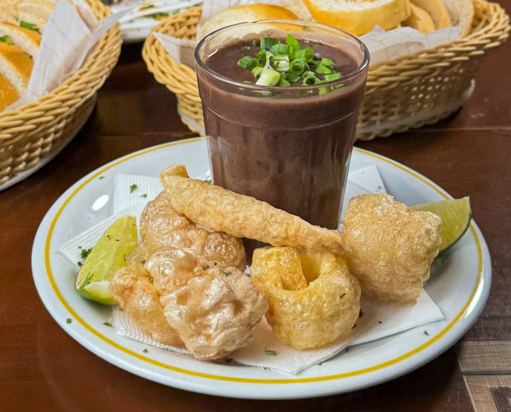 sopas-coringa-caldinho-de-feijao Caldinho de feijão pode ser servido acompanhado de torresmo