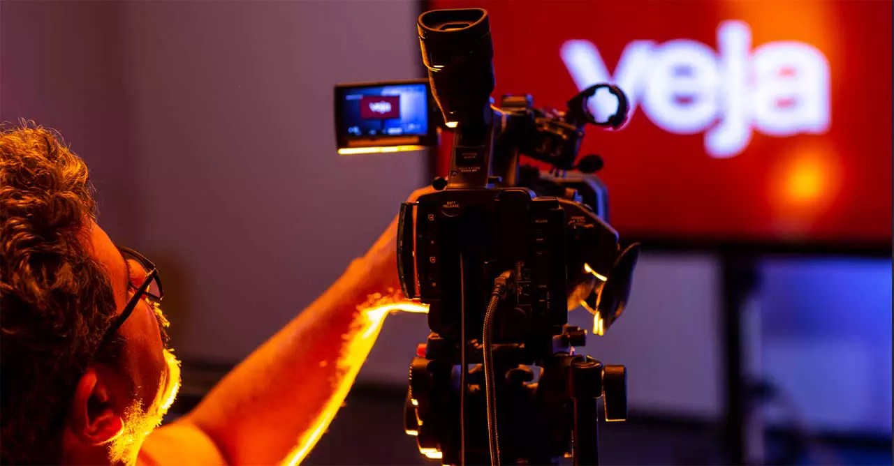 Canal gratuito da Abril já está disponível na Samsung TV Plus, com conteúdos de Veja, CLAUDIA, Você RH e mais.