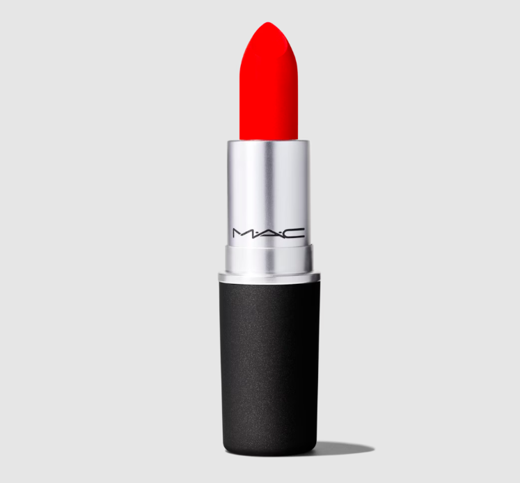 Batom Matte Hidratante Powder Kiss, de MAC, no tom Coral Vibrante