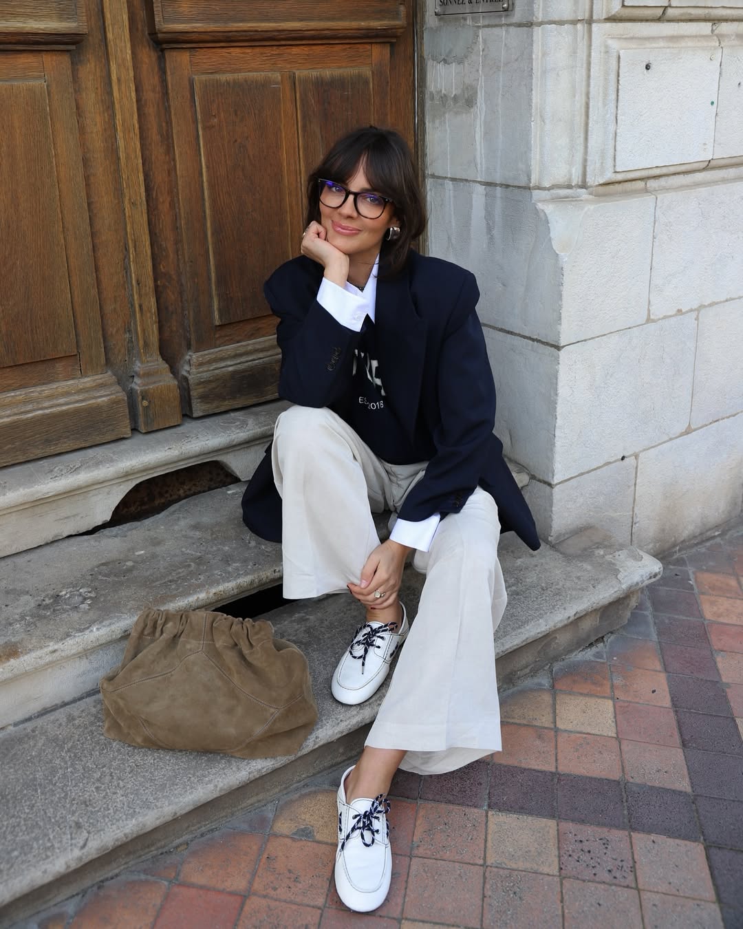 Look elegante com colete de tric&ocirc; e sobreposi&ccedil;&atilde;o