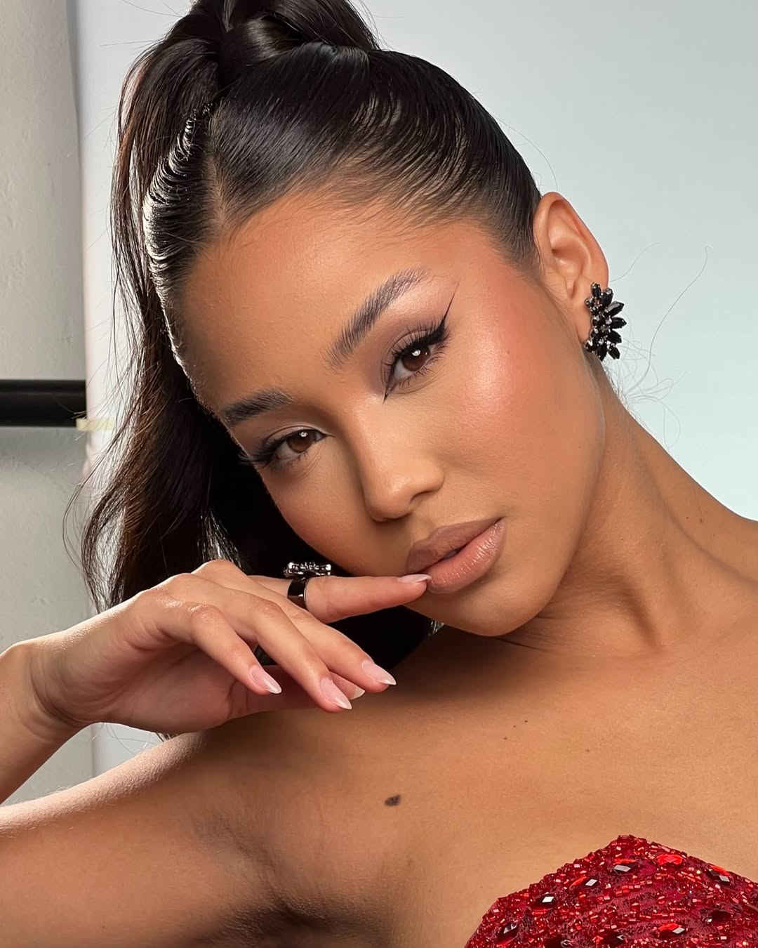 Aprenda como fazer o delineado agulha