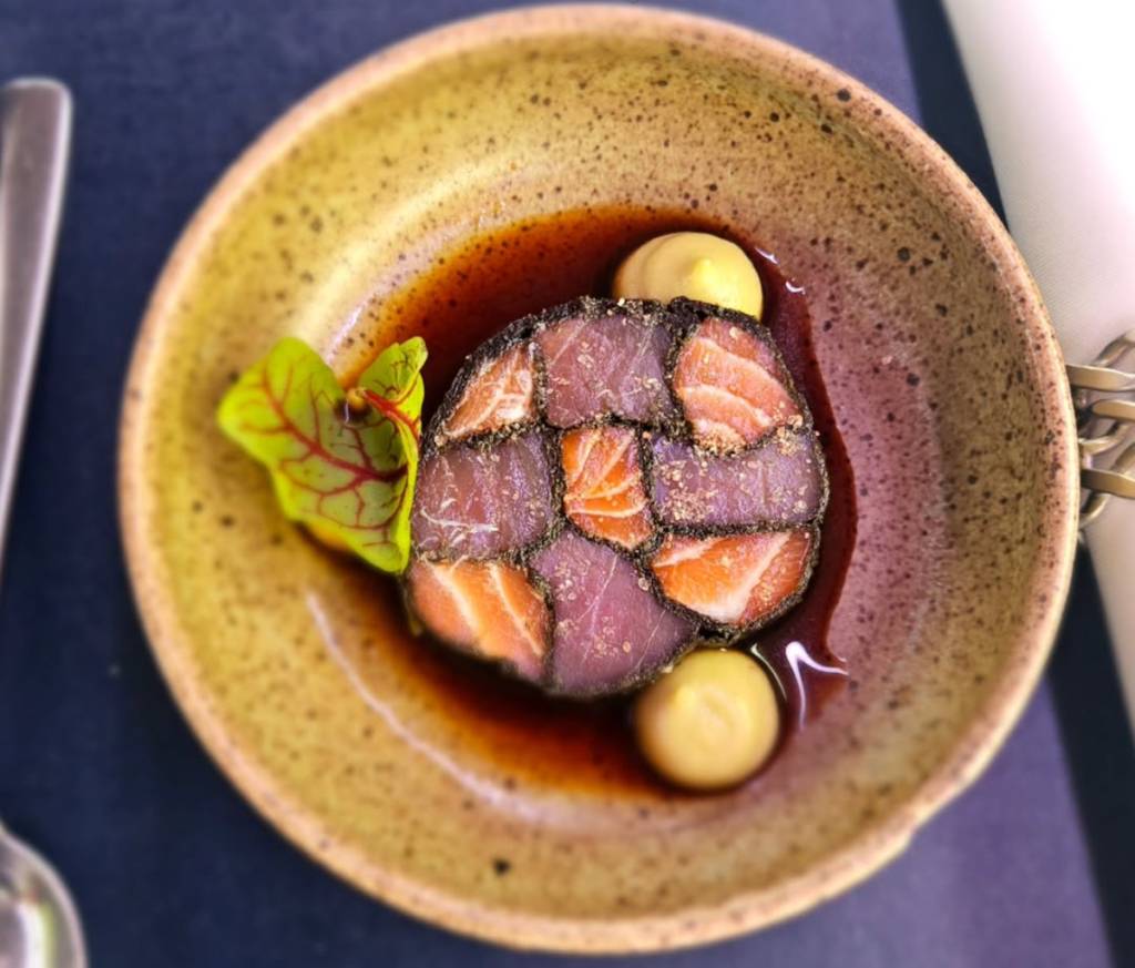 Mosaico de Peixes, feito com salmão e atum envolvidos no nori, molho ponzu cítrico, gotas de avocado e zeist de limão foi entrada servida no almoço do Dinner in the Sky, em São Paulo